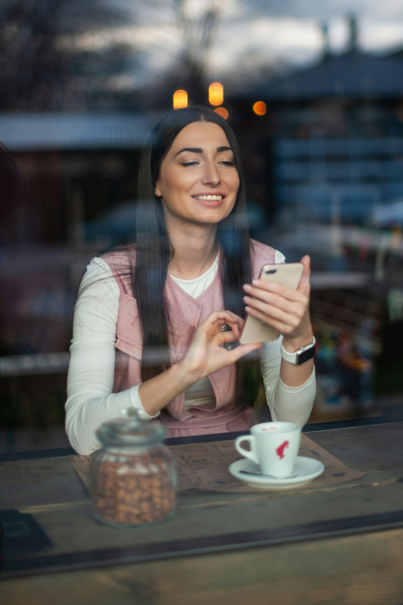 Cliente souriante consultant sa carte de fidélité Klapp dans son Wallet, sans avoir installé d'application