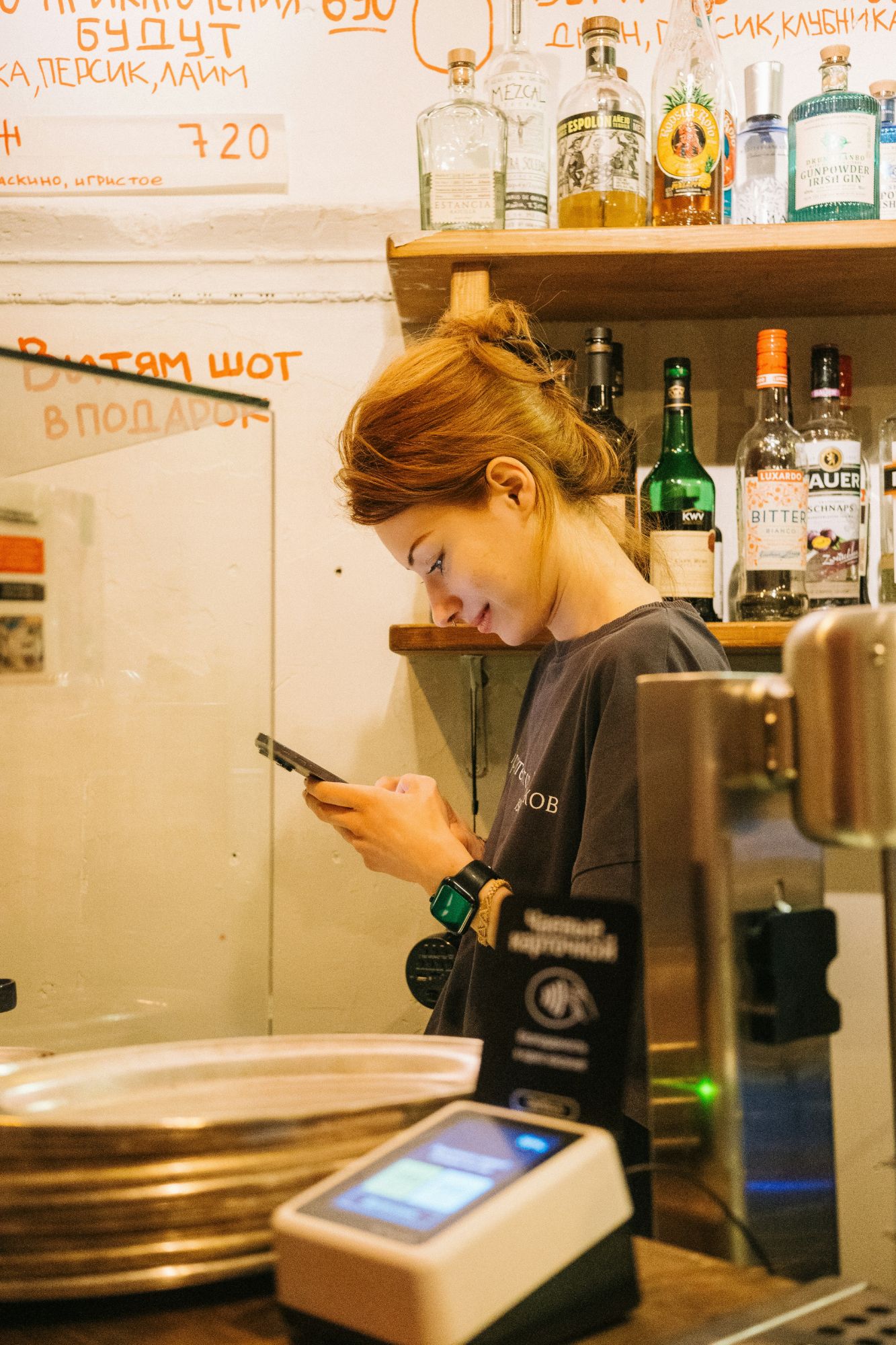 Commerçante derrière son comptoir, notifiée par Klapp du retour d'une cliente fidèle