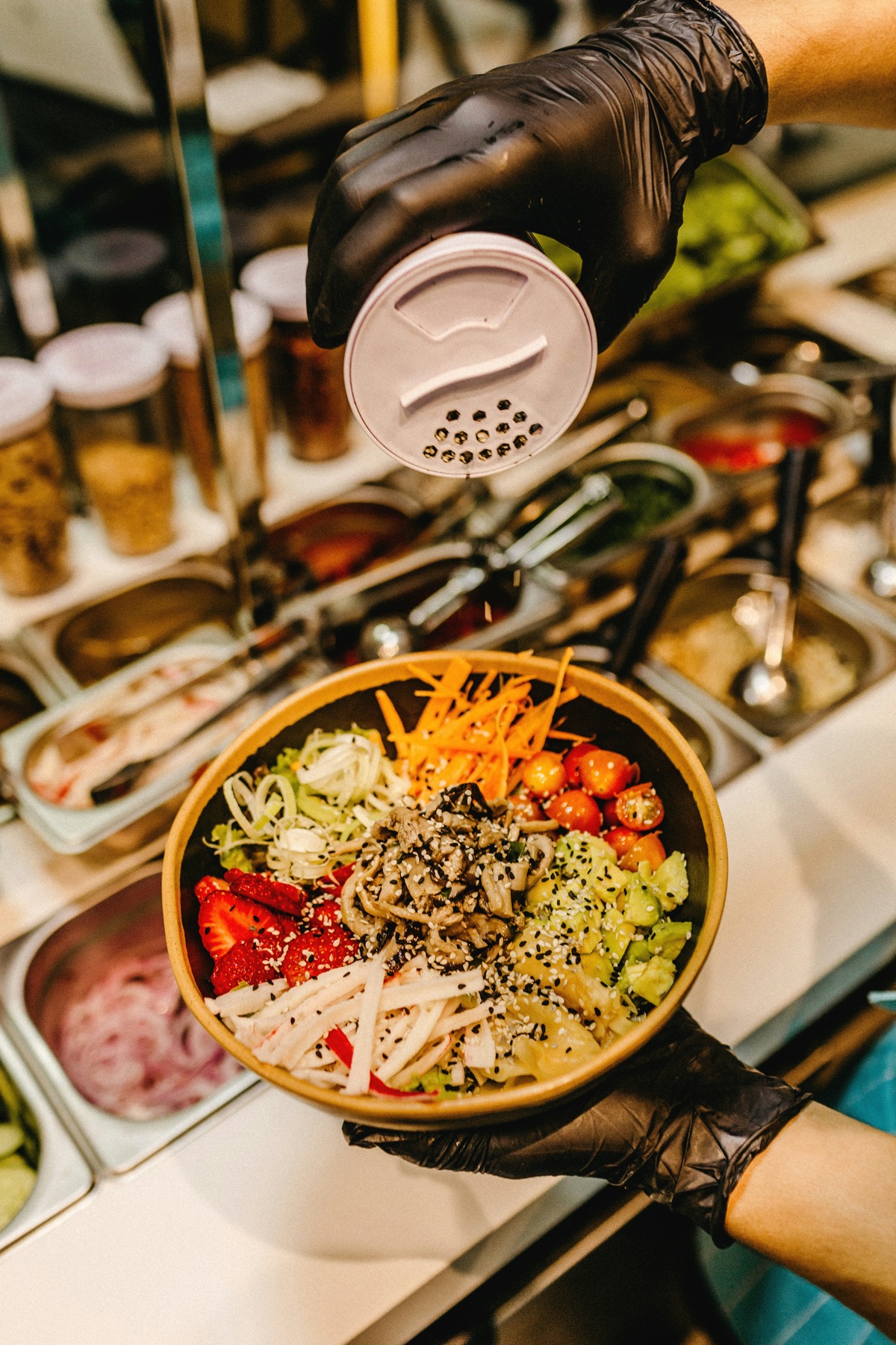 Préparation d’un plat dans un restaurant