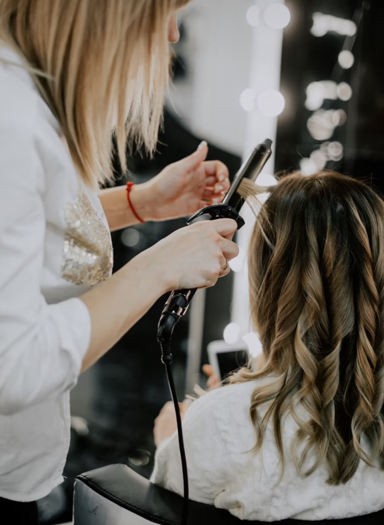 Coiffeuse dans un salon de coiffure